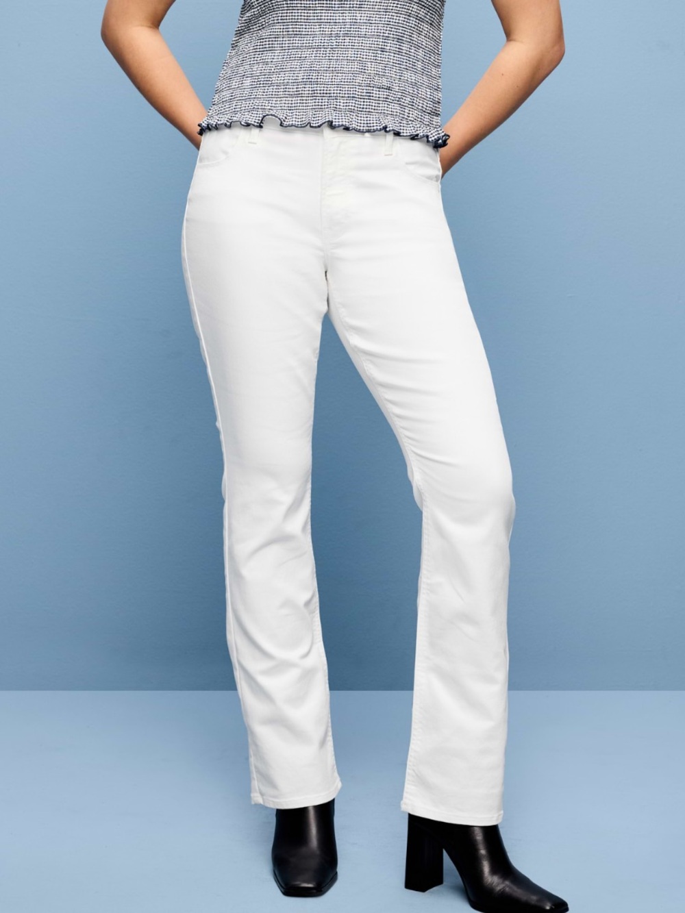 NWT- Old Navy - 14 short. Bootcut Wow Jean